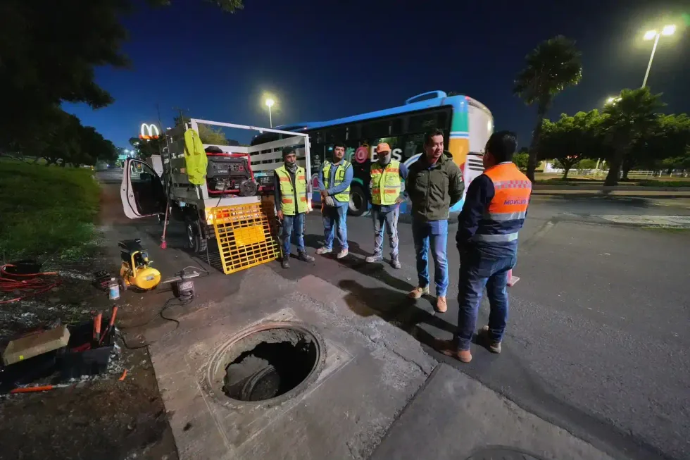 Personal de la Secretar\u00eda de Movilidad de Quer\u00e9taro junto a registro abierto en vialidad de la capital durante operativo nocturno.