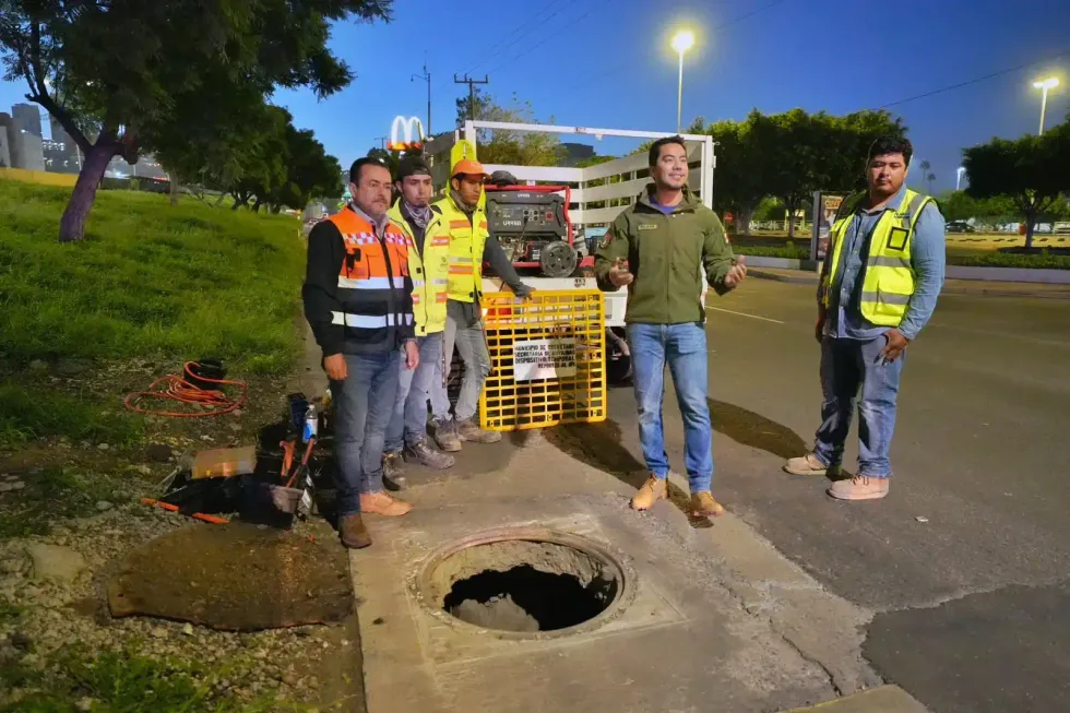 Personal de la Secretar\u00eda de Movilidad de Quer\u00e9taro junto a registro abierto en vialidad de la capital durante operativo nocturno.