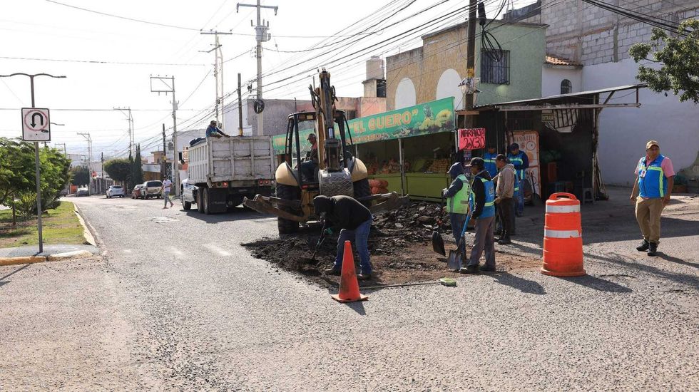 Personal de la Secretaría de Servicios Municipales ejecuta labores de bacheo en caliente para mejorar infraestructura vial.