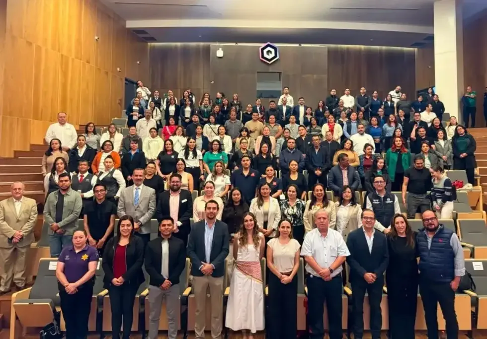 Personal de m\u00e1s de 50 hoteles asiste a la capacitaci\u00f3n sobre protocolos de prevenci\u00f3n en un auditorio de Quer\u00e9taro