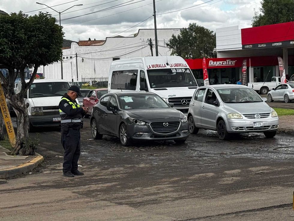 Personal de movilidad hace maniobras en el cruce de Boulevard Hidalgo y Alfonso Pati\u00f1o, en San Juan del R\u00edo