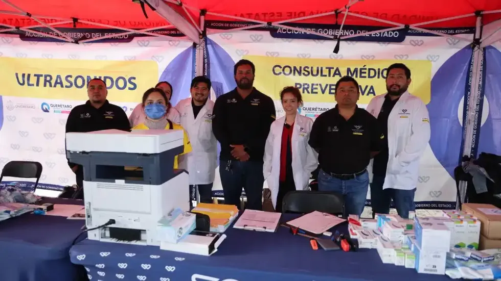Personal de optometr\u00eda atiende a ciudadanos durante una jornada de salud.
