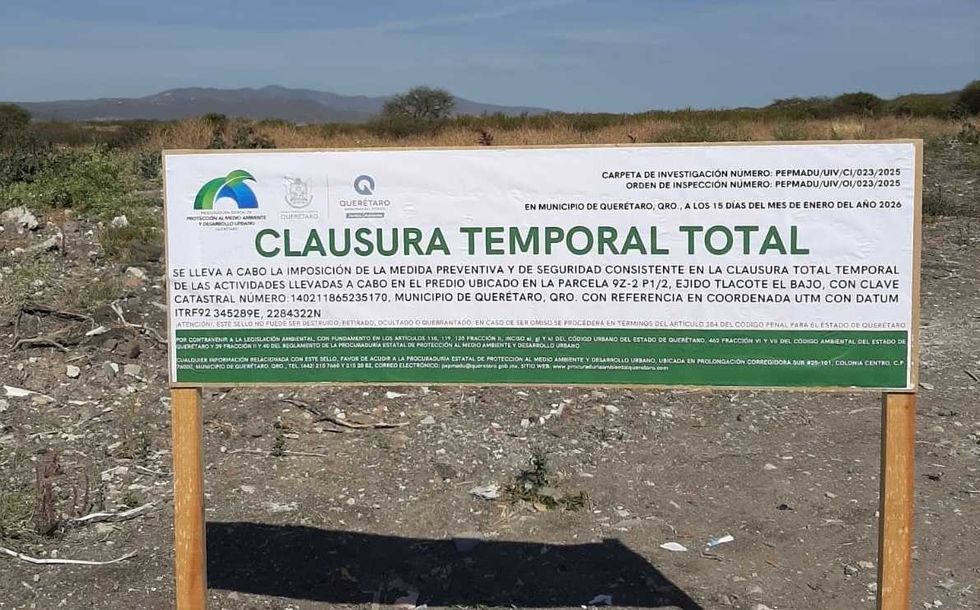 Personal de PEPMADU durante clausura de basurero clandestino en Ciudad del Sol, Quer\u00e9taro.