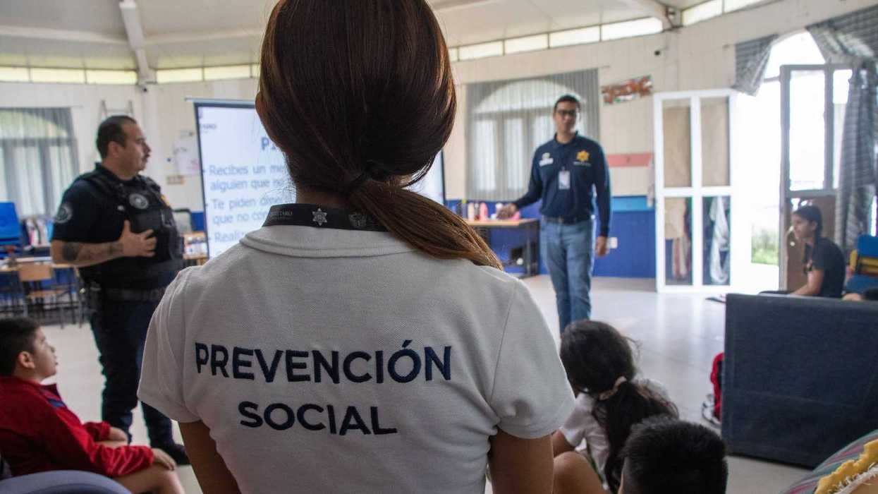 Personal de Prevención Social y Policía Cibernética de la SSPMQ durante taller de seguridad digital en Montenegro, Santa Rosa Jáuregui