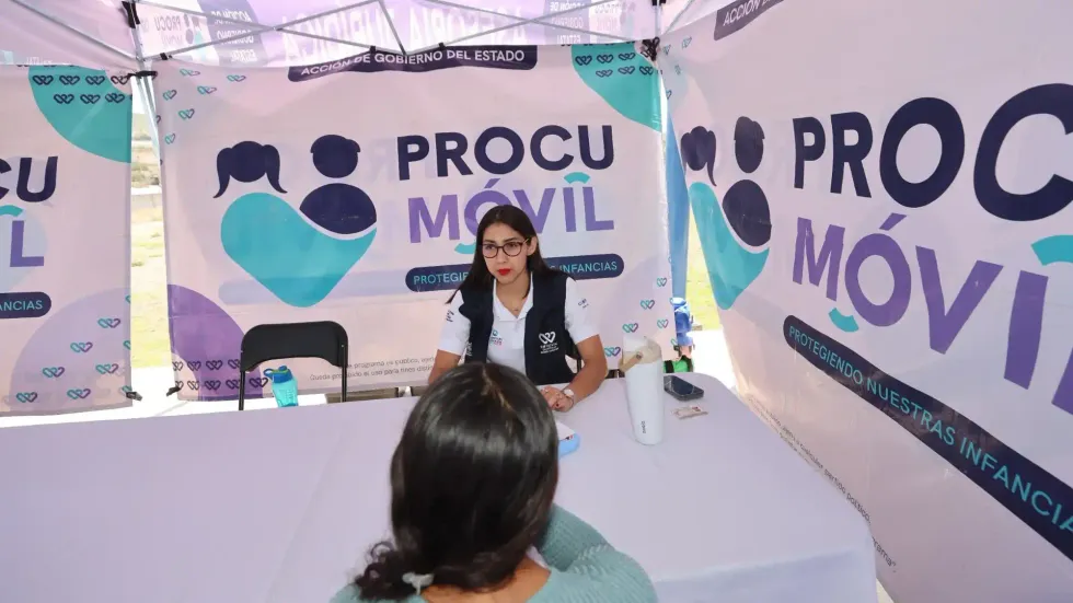Personal de Procu M\u00f3vil atiende a una madre de familia en un m\u00f3dulo del programa