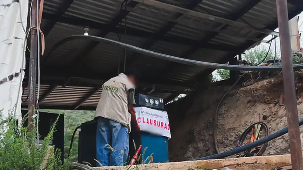 Personal de Profepa recorre un terreno intervenido por actividades mineras en el ejido La Yerbabuena, Durango.