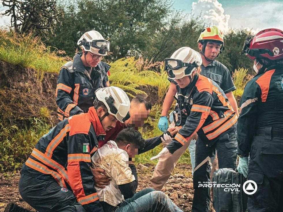 Personal de Protecci\u00f3n Civil atiende a un hombre lesionado tras la volcadura de un veh\u00edculo en El Marqu\u00e9s