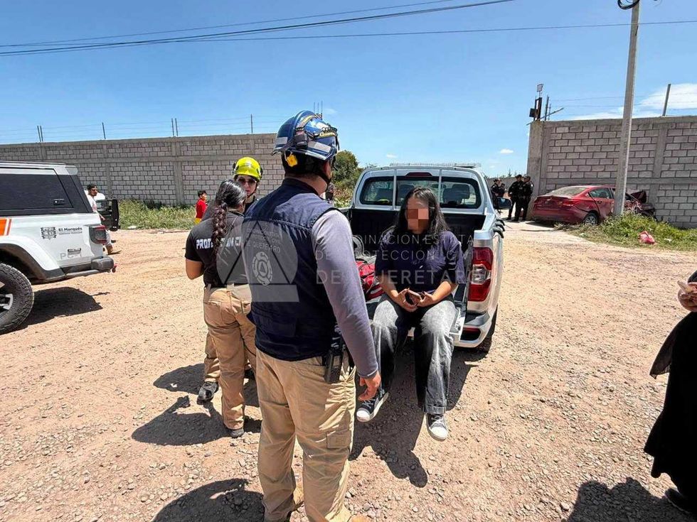 Personal de Protecci\u00f3n Civil atiende a una conductora tras accidente en San Antonio La Galera, Huimilpan.
