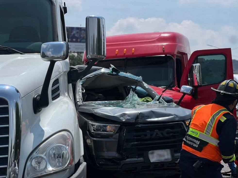 Personal de Protecci\u00f3n Civil atiende un accidente entre veh\u00edculos particulares y tractocamiones sobre la carretera 57 en Quer\u00e9taro.