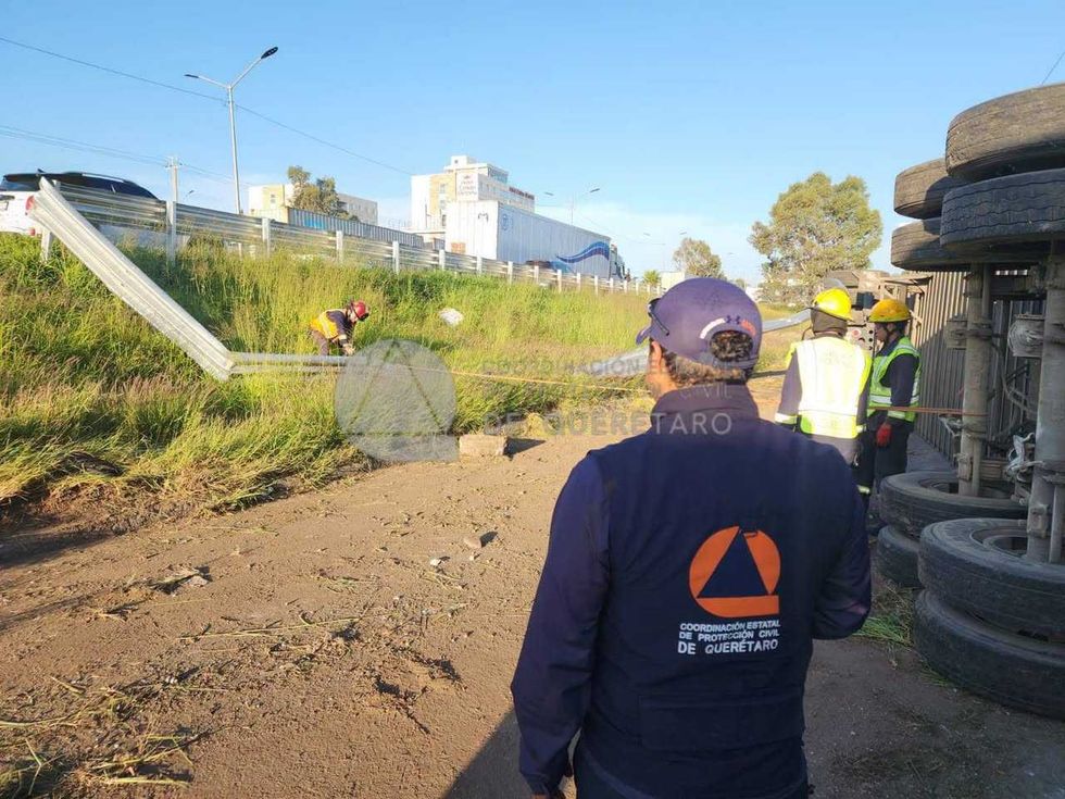 Personal de Protecci\u00f3n Civil de Quer\u00e9taro inspecciona da\u00f1os en el barandal y llantas de la unidad volcada