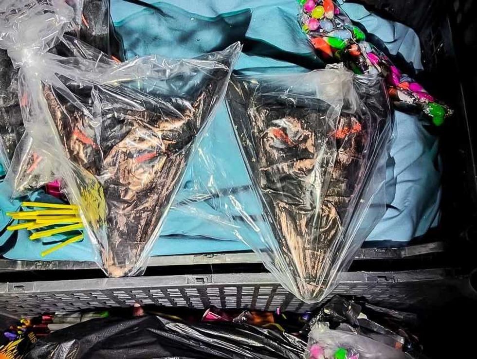 Personal de Protecci\u00f3n Civil durante operativo de decomiso de pirotecnia ilegal en Quer\u00e9taro con artificio pirot\u00e9cnico asegurado.