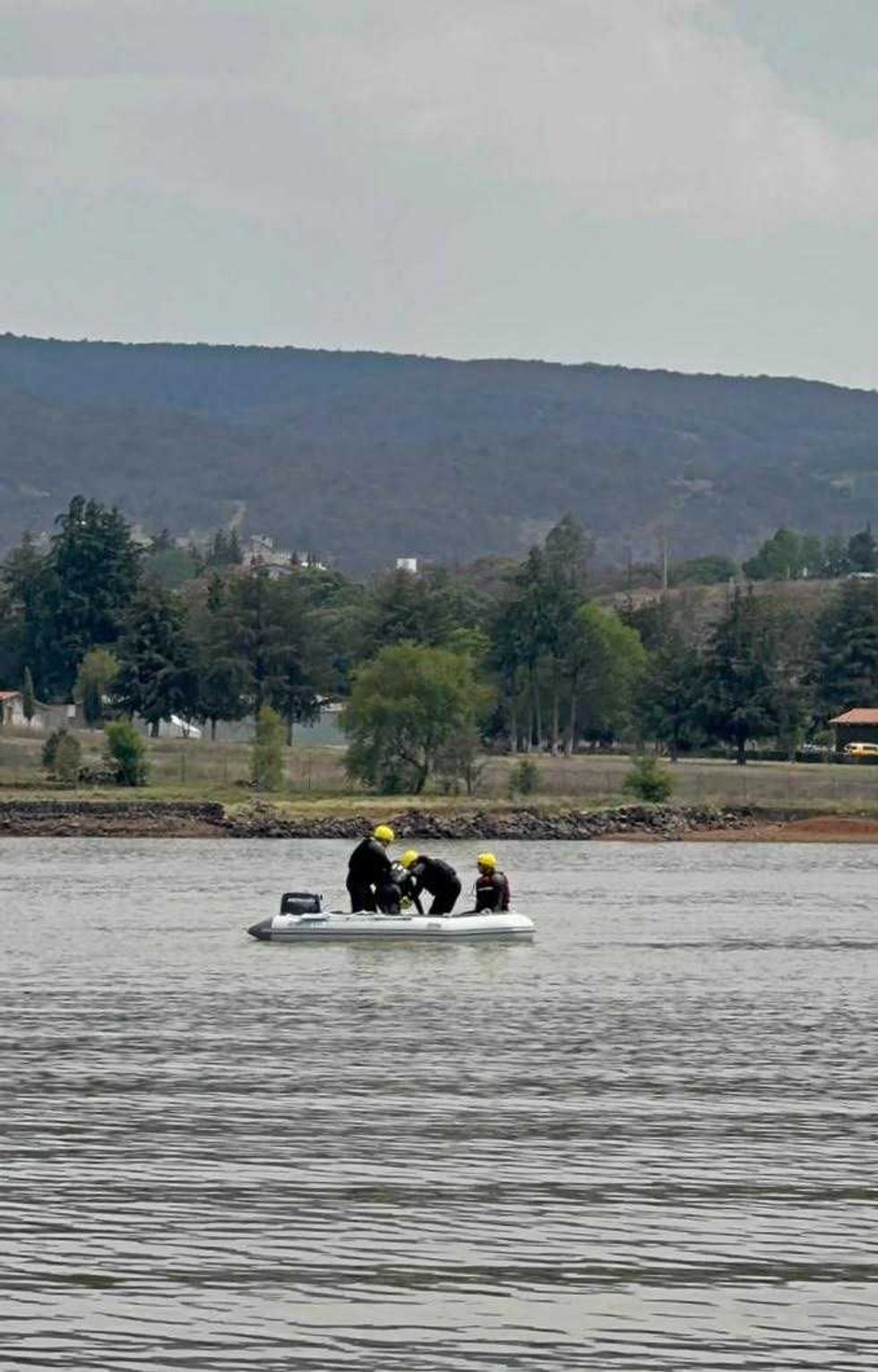 Personal de Protecci\u00f3n Civil Quer\u00e9taro realiza capacitaci\u00f3n en rescate acu\u00e1tico en la presa San Pedro de Huimilpan ante el riesgo de ahogamientos