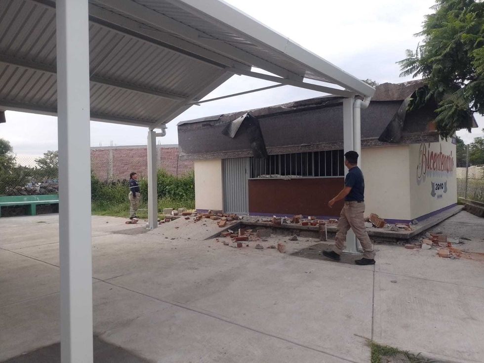 Personal de Protecci\u00f3n Civil recorre el \u00e1rea acordonada frente a la secundaria da\u00f1ada en Tuna Manza