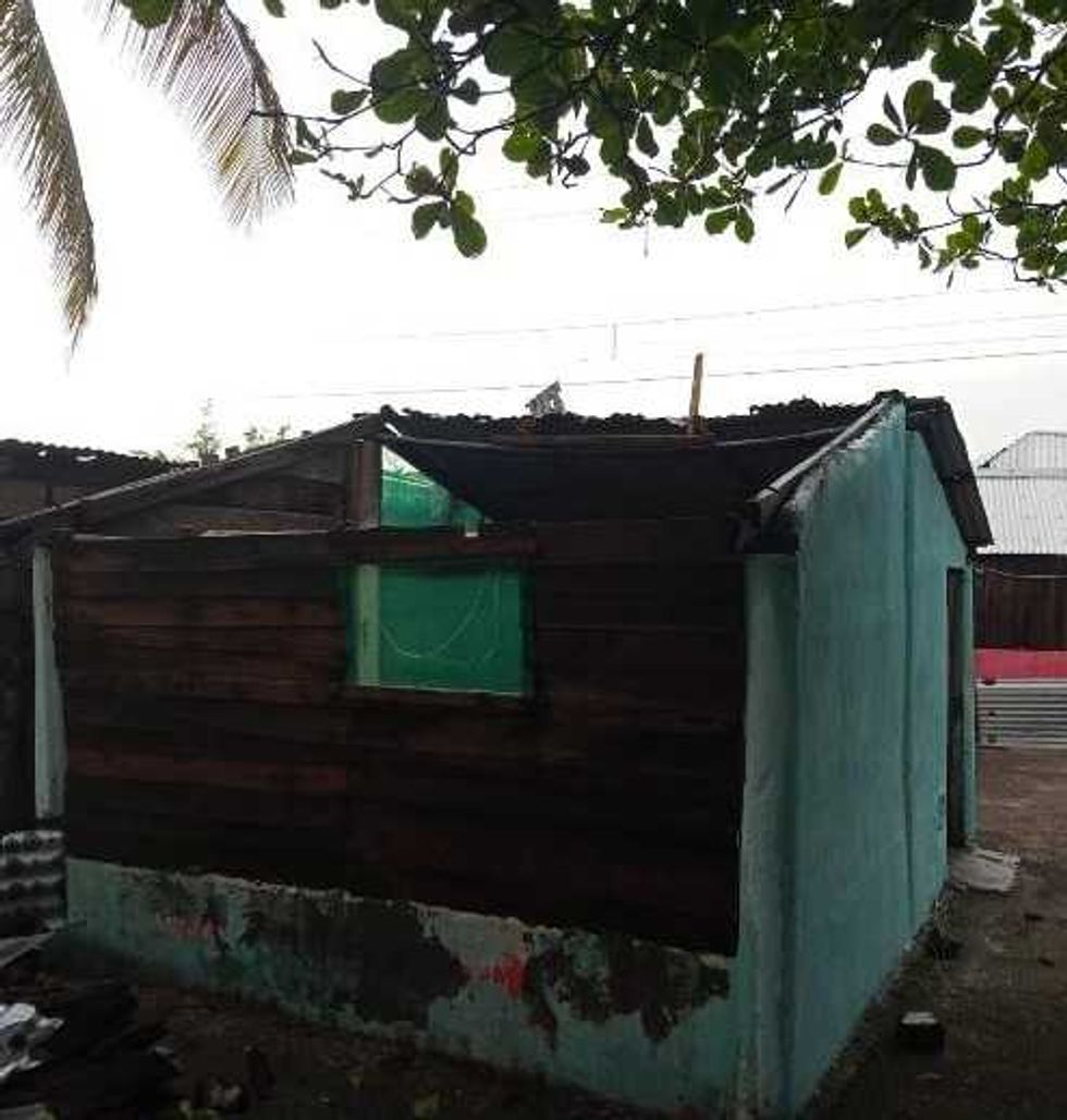 Personal de Protecci\u00f3n Civil revisa da\u00f1os en palapas del centro tur\u00edstico Boca del Cielo en Tonal\u00e1, Chiapas, tras lluvia y vientos.