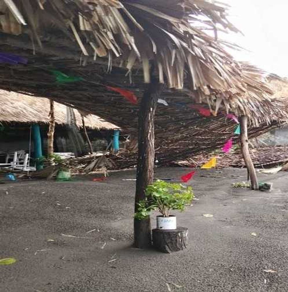Personal de Protecci\u00f3n Civil revisa da\u00f1os en palapas del centro tur\u00edstico Boca del Cielo en Tonal\u00e1, Chiapas, tras lluvia y vientos.