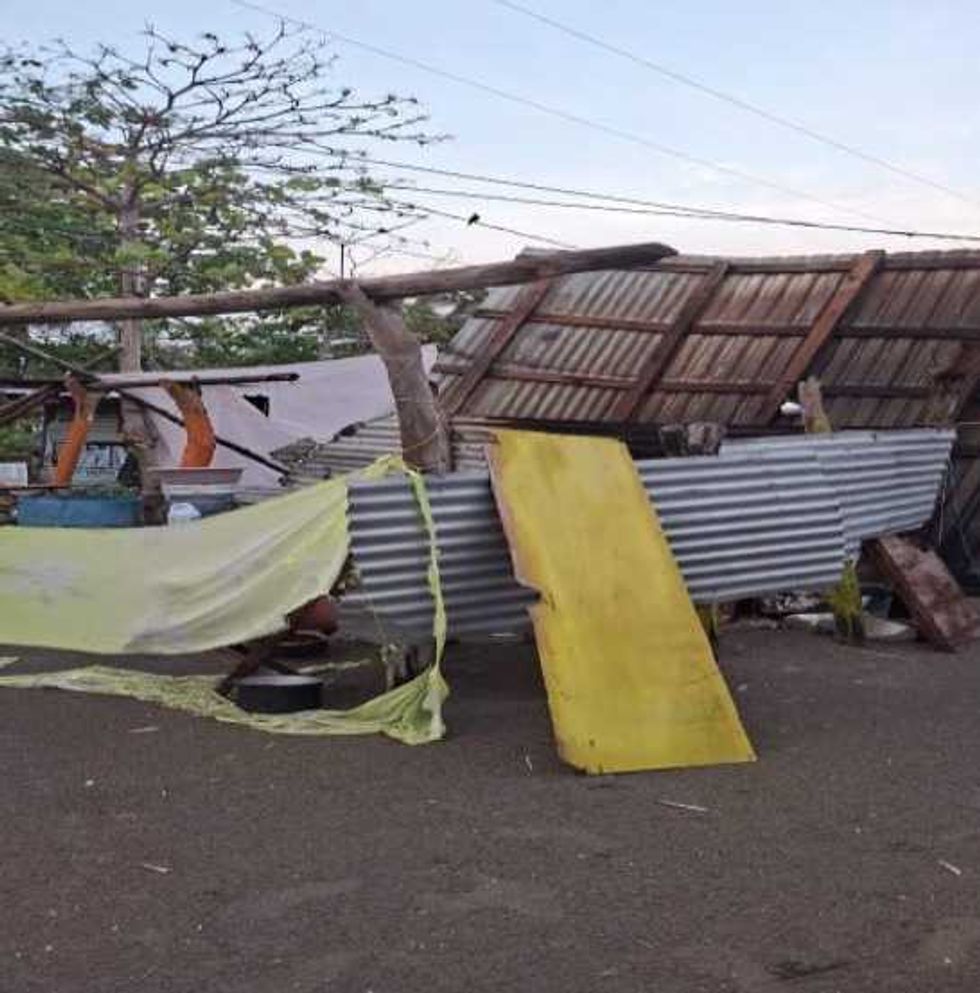 Personal de Protecci\u00f3n Civil revisa da\u00f1os en palapas del centro tur\u00edstico Boca del Cielo en Tonal\u00e1, Chiapas, tras lluvia y vientos.
