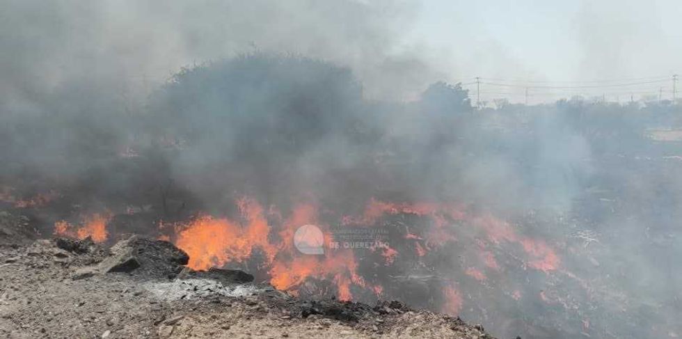 Personal de Protecci\u00f3n Civil sofoca incendio en yonke de la colonia Ciudad del Sol, en la capital de Quer\u00e9taro