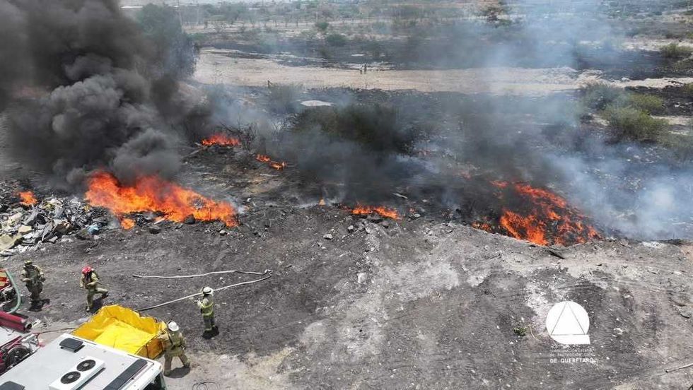 Personal de Protecci\u00f3n Civil sofoca incendio en yonke de la colonia Ciudad del Sol, en la capital de Quer\u00e9taro