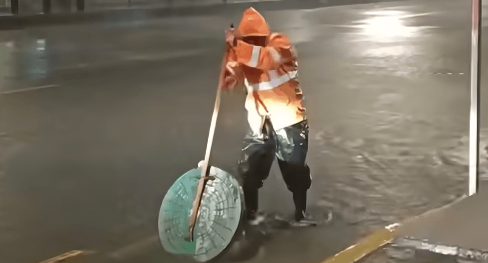 Personal de Protecci\u00f3n Civil trabaja en el destape de una coladera para desalojar agua de lluvia en una vialidad de Quer\u00e9taro.