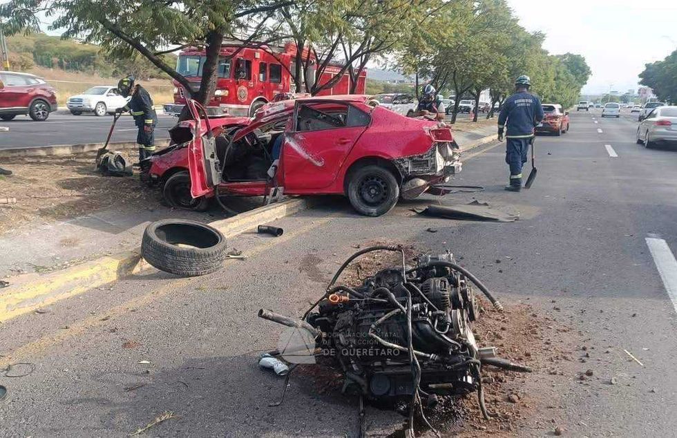Personal de Protección Civil, Bomberos y CRUM atendieron el accidente vehicular que dejó un fallecido en Paseo de la República.