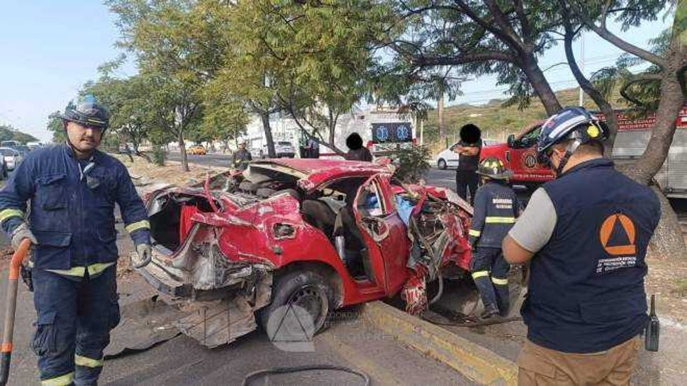 Personal de Protección Civil, Bomberos y CRUM atendieron el accidente vehicular que dejó un fallecido en Paseo de la República.