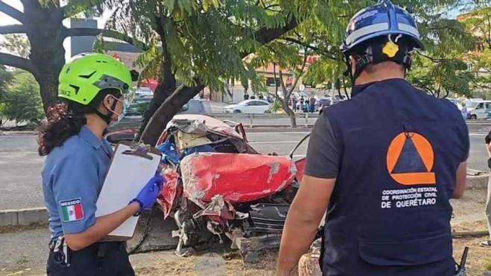 Personal de Protección Civil, Bomberos y CRUM atendieron el accidente vehicular que dejó un fallecido en Paseo de la República.