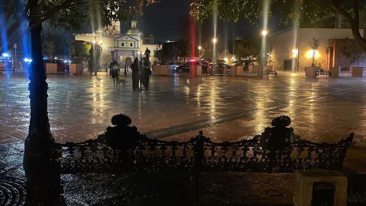 Personal de Protección Civil de Querétaro revisa una alcantarilla durante el monitoreo por la temporada de lluvias en la capital