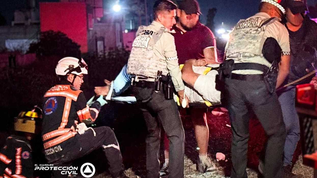 Personal de Protección Civil El Marqués atiende a una persona lesionada junto a un vehículo volcado en la autopista federal 57.
