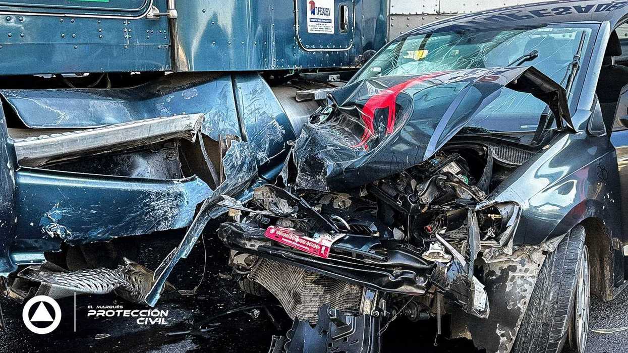 Personal de Protección Civil El Marqués atiende accidente vehicular en carretera estatal 210 Querétaro