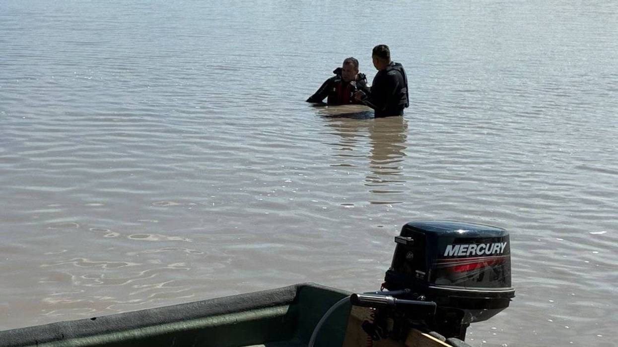 Personal de Protección Civil realiza labores acuáticas en la presa Peña de León, en San Juan de los Lagos, Jalisco.