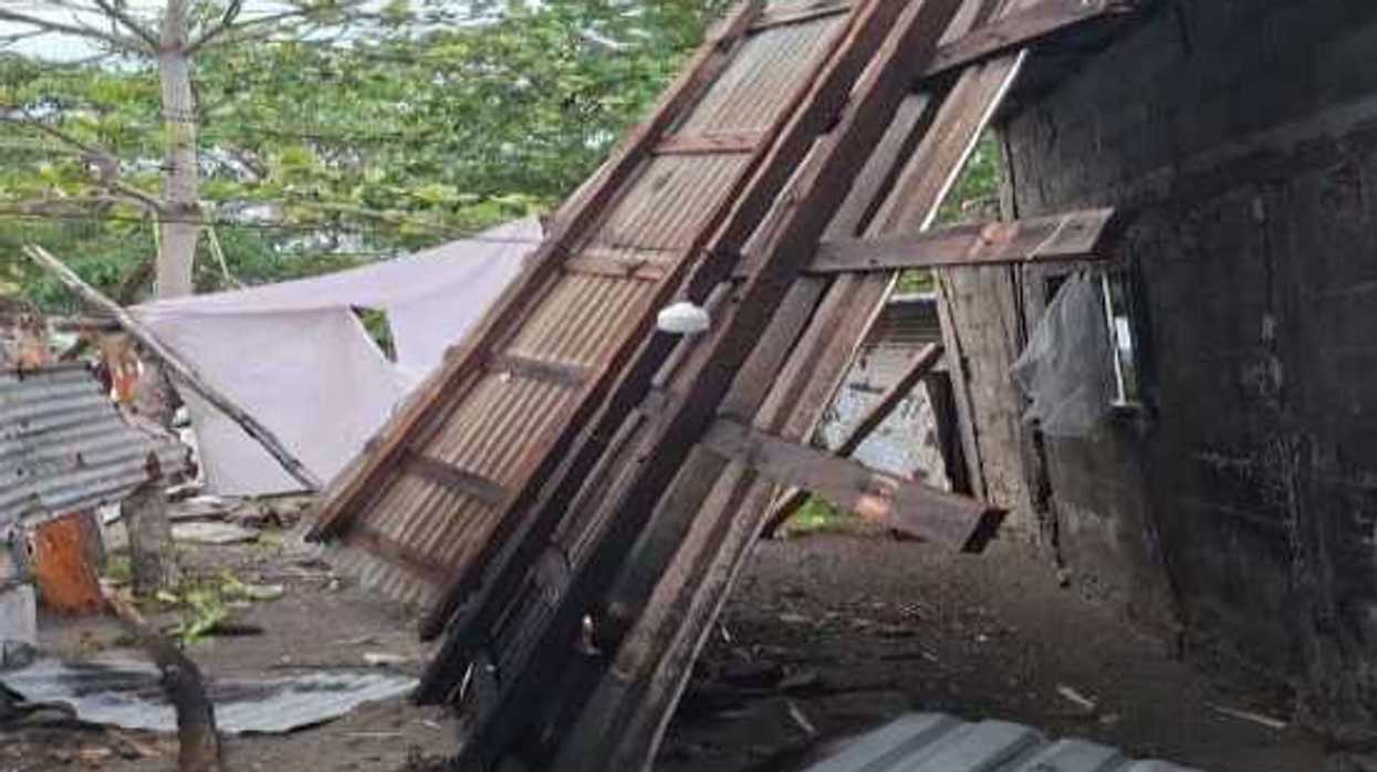 Personal de Protección Civil revisa daños en palapas del centro turístico Boca del Cielo en Tonalá, Chiapas, tras lluvia y vientos.