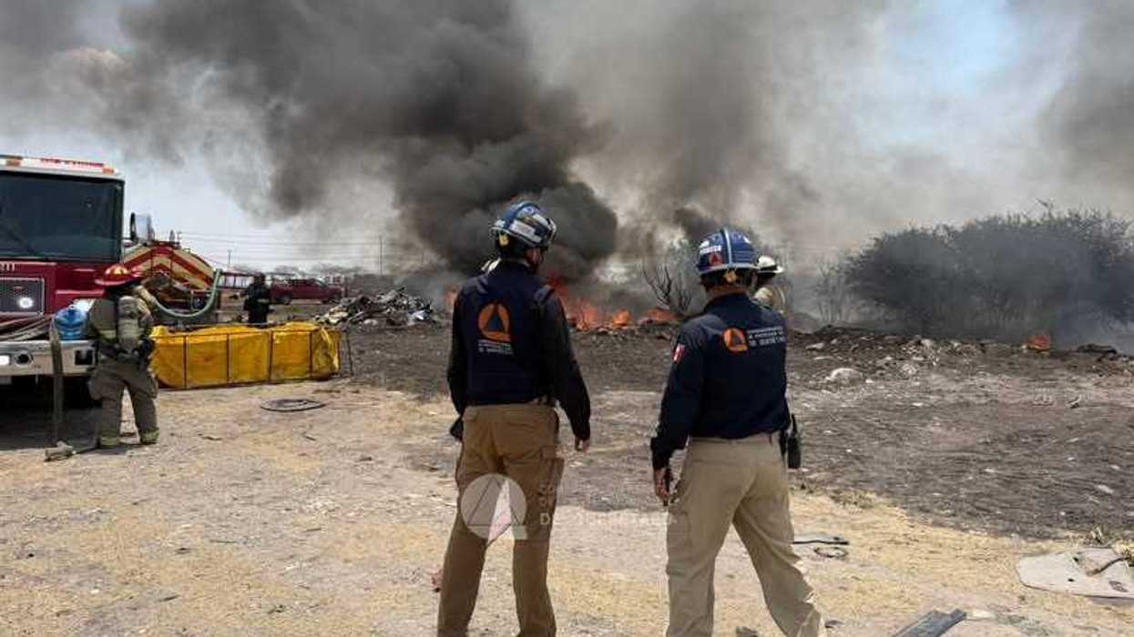 Personal de Protección Civil sofoca incendio en yonke de la colonia Ciudad del Sol, en la capital de Querétaro