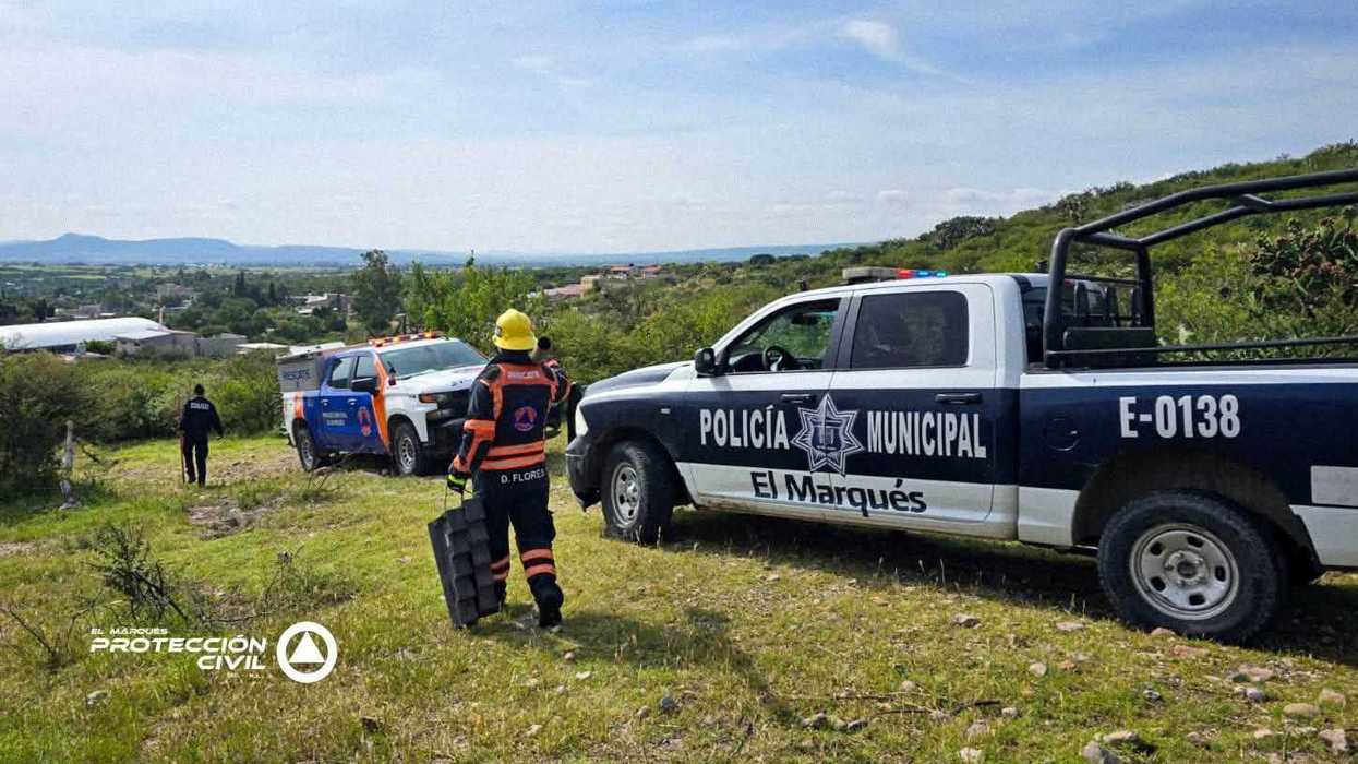 Personal de Protección Civil y del IMPA de El Marqués llega a la zona cerril de Santa María de los Baños durante el rescate de un canino atrapado entre rocas.