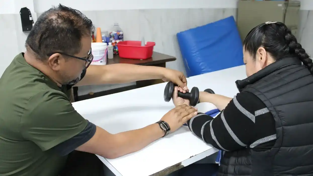 Personal de rehabilitación del IMSS atiende a derechohabientes en Querétaro