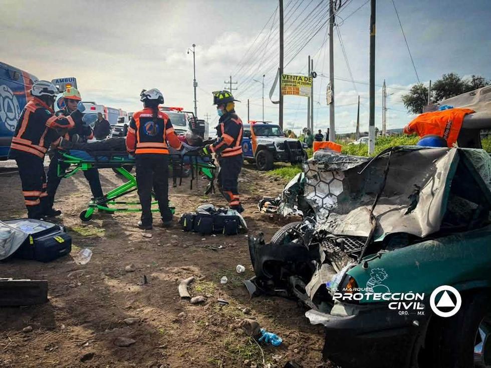 Personal de rescate traslada a una persona lesionada tras accidente en la carretera estatal 500 en El Marqu\u00e9s.