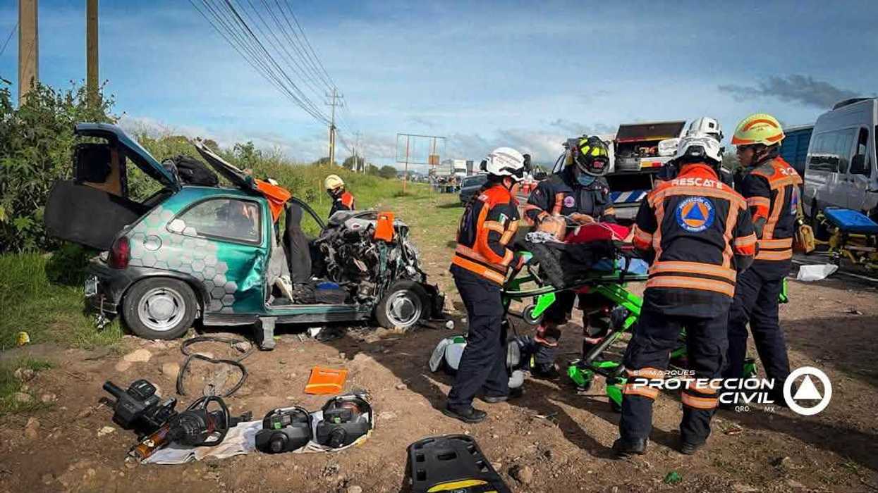 Personal de rescate traslada a una persona lesionada tras accidente en la carretera estatal 500 en El Marqués.