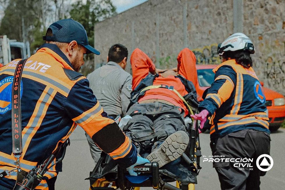 Personal de rescate traslada en camilla al trabajador lesionado en Guadalupe La Venta, El Marqu\u00e9s.