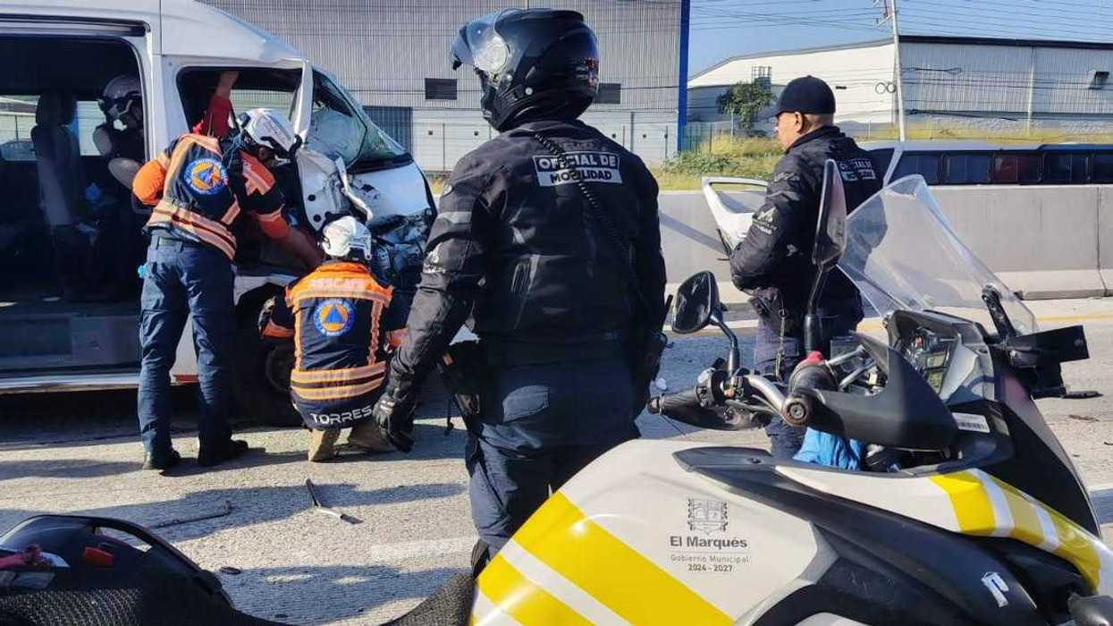 Personal de rescate y oficiales de movilidad de El Marqués atienden a un hombre prensado tras el choque entre un autobús y una unidad de transporte de personal en la México-Querétaro, a la altura de La Piedad.