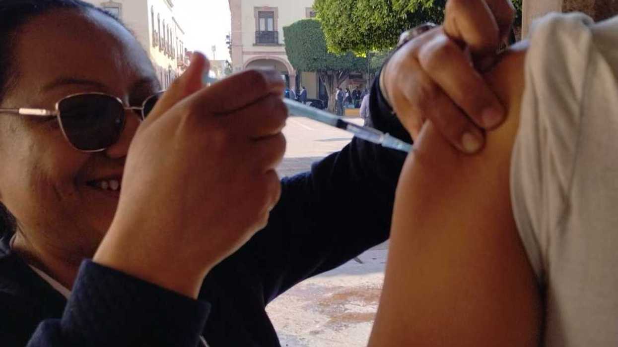 Personal de salud aplica vacuna contra el sarampión en centro de salud de Querétaro durante campaña 2026