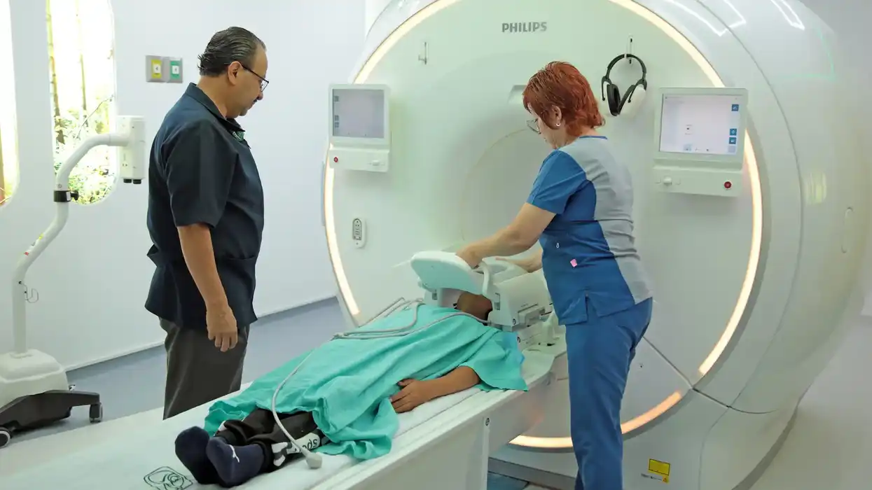 Personal de salud coloca a un paciente en un resonador magnético Philips en el CMN La Raza.