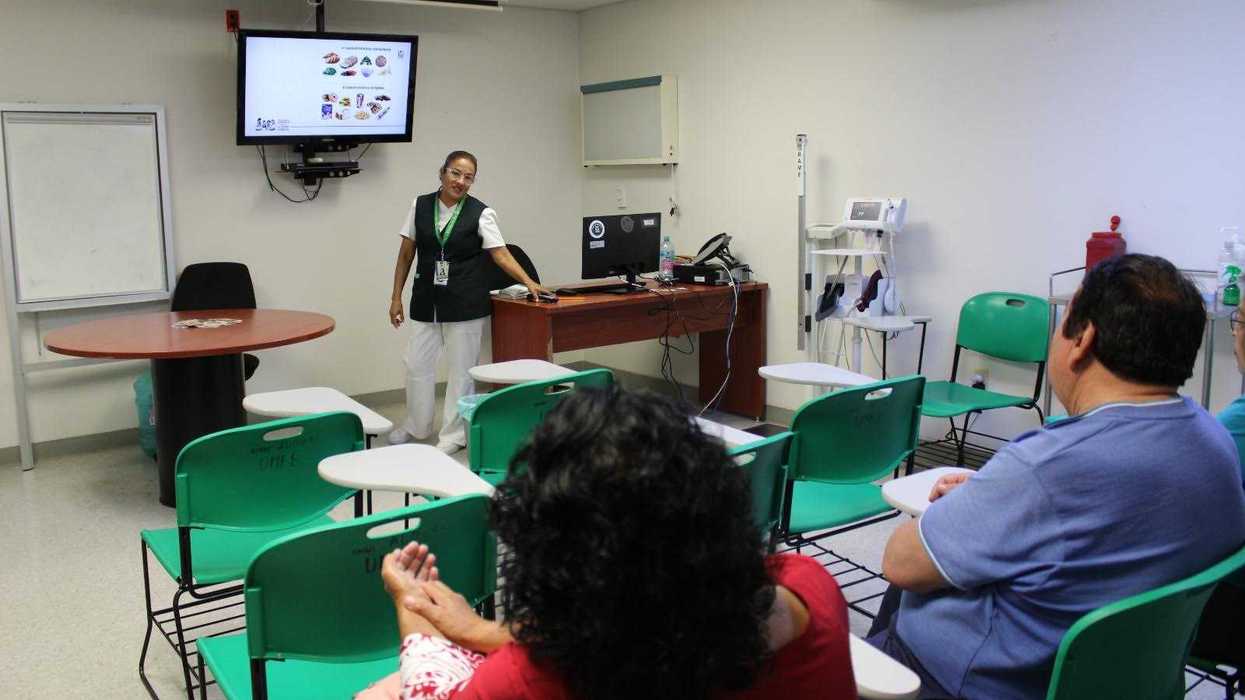 Personal de salud imparte plática informativa sobre alimentación a pacientes con diabetes en la UMF No. 8 de Querétaro.