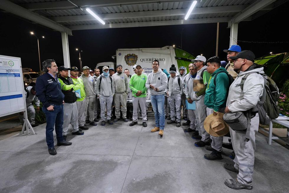 Personal de Servicios P\u00fablicos de Quer\u00e9taro reunido durante recorrido nocturno de arranque de labores