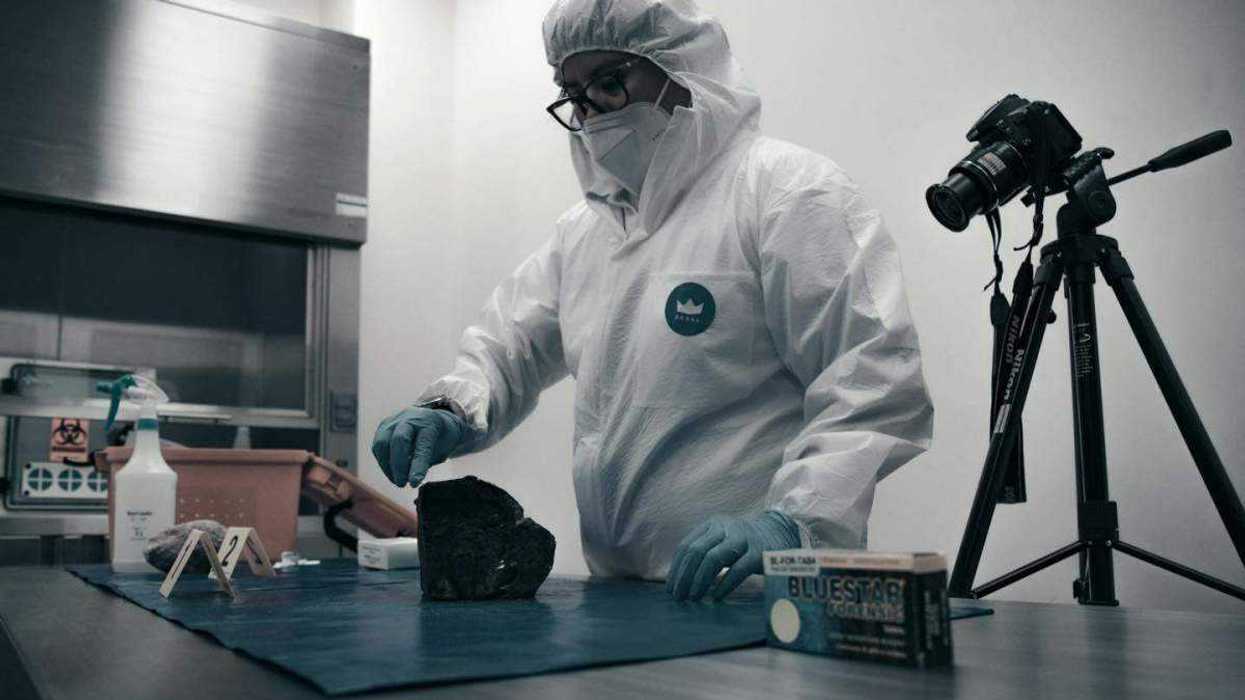 Personal de Servicios Periciales de la Fiscalía de Querétaro realiza verificación vehicular durante operativo de identificación de unidades.