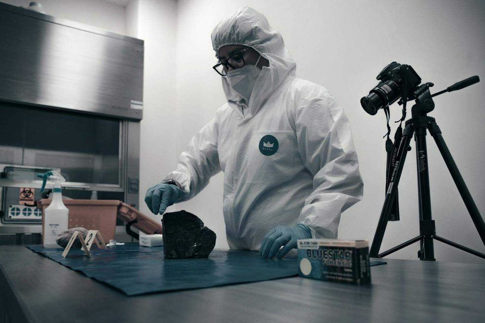 Personal de Servicios Periciales de la Fiscalía de Querétaro realiza verificación vehicular durante operativo de identificación de unidades.