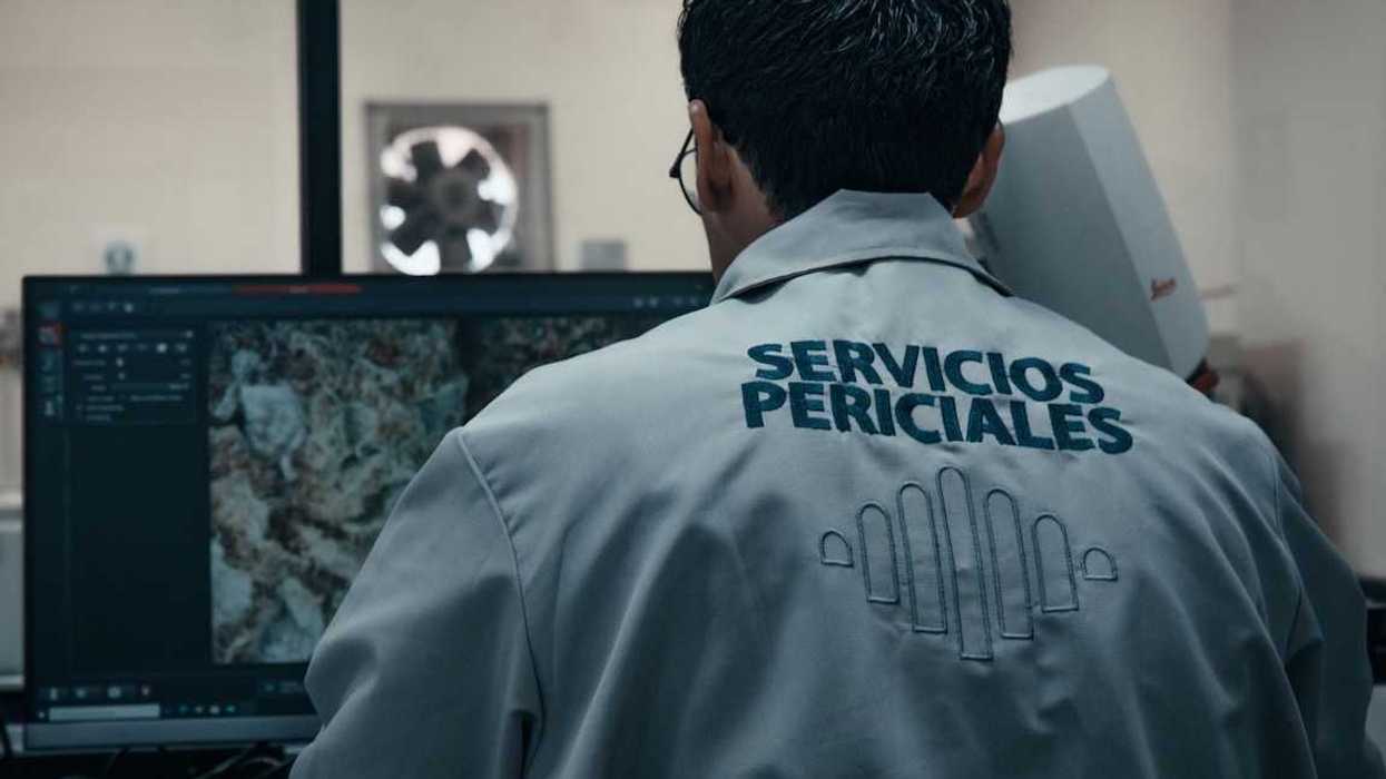 Personal de Servicios Periciales revisa números de serie de un vehículo en una verificación de la Fiscalía de Querétaro.