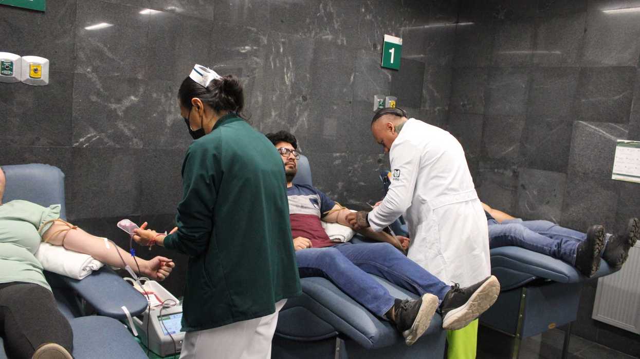 Personal del área de Transfusiones del IMSS atiende a un donante en el Banco de Sangre del HGR No. 1 en Querétaro.