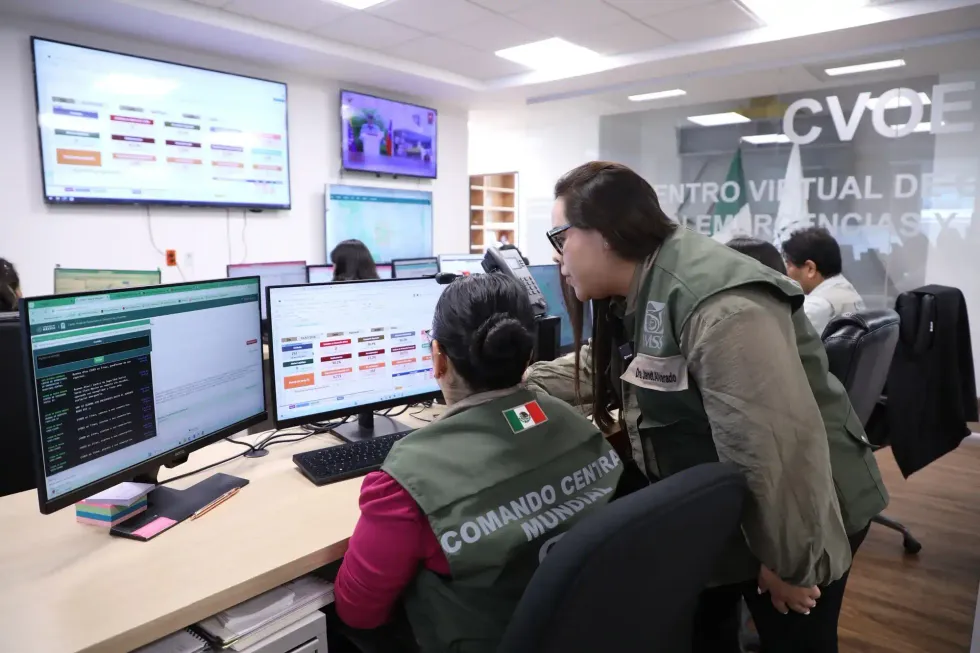Personal del Comando Central del IMSS consulta tableros de vigilancia hospitalaria.