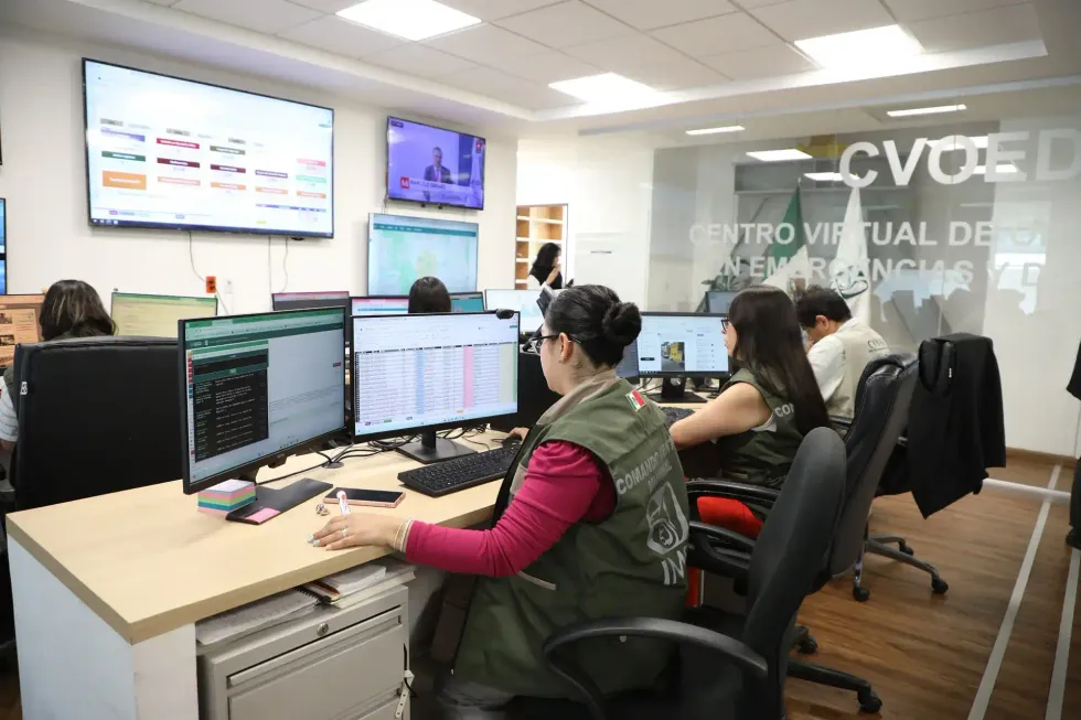 Personal del Comando Central del IMSS consulta tableros de vigilancia hospitalaria.