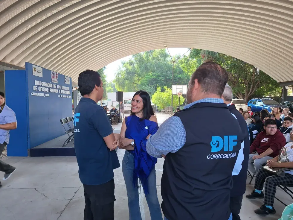 Personal del DIF Corregidora conversa durante el inicio de los cursos de capacitaci\u00f3n para el autoempleo.