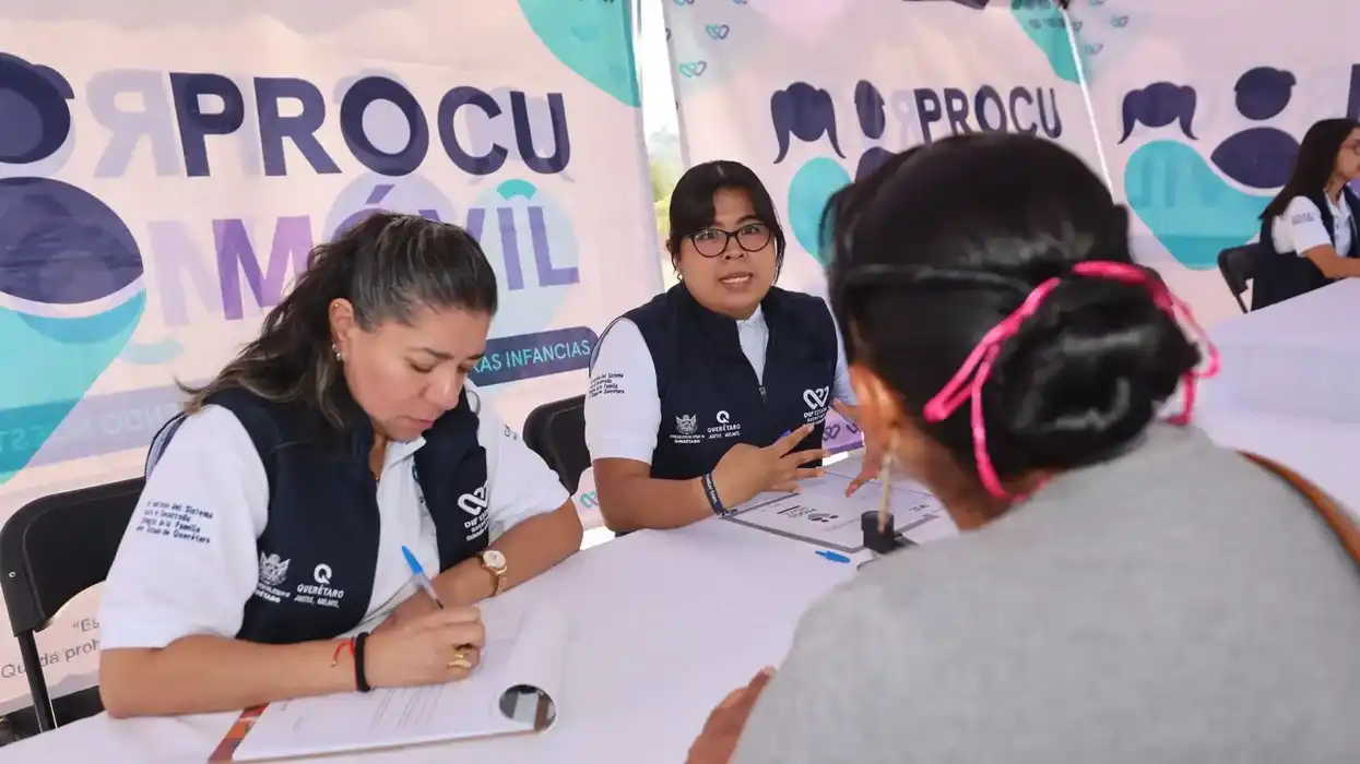 Personal del DIF Estatal orienta a familias durante una jornada de Procu Móvil